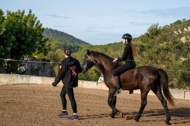 Excursión a caballo al natural en Mallorca